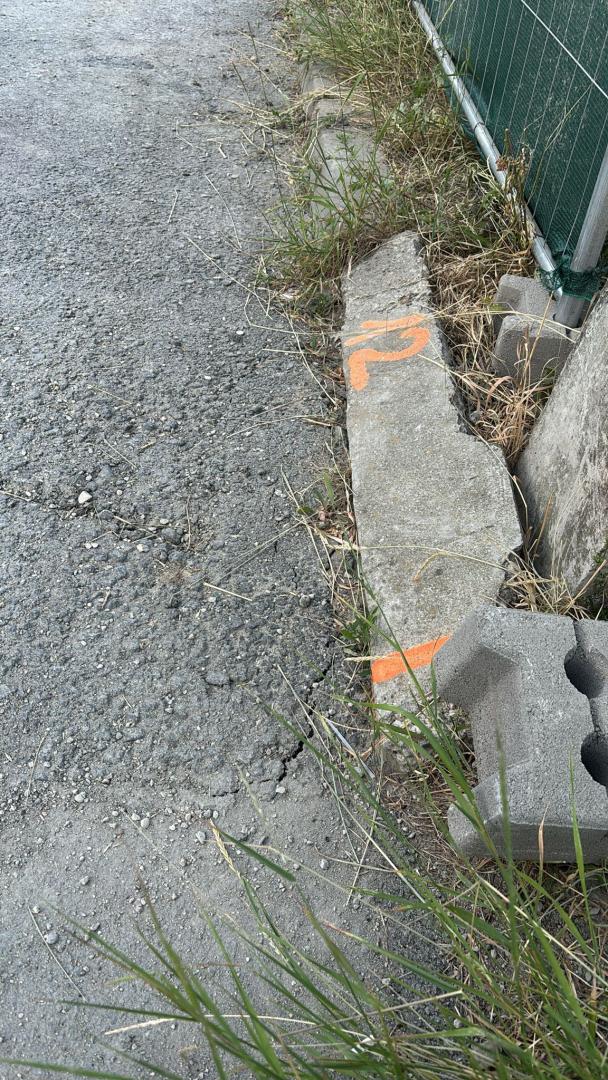 Noi probleme pe strada Uliului. Pământul pare că o ia din nou la vale