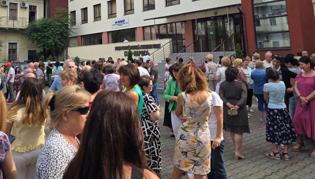 Protest spontan la ANAF Cluj. Angajații au ieșit din birouri în curtea instituției: "Ar trebui să strângem cureaua de sus în jos, nu de jos în su