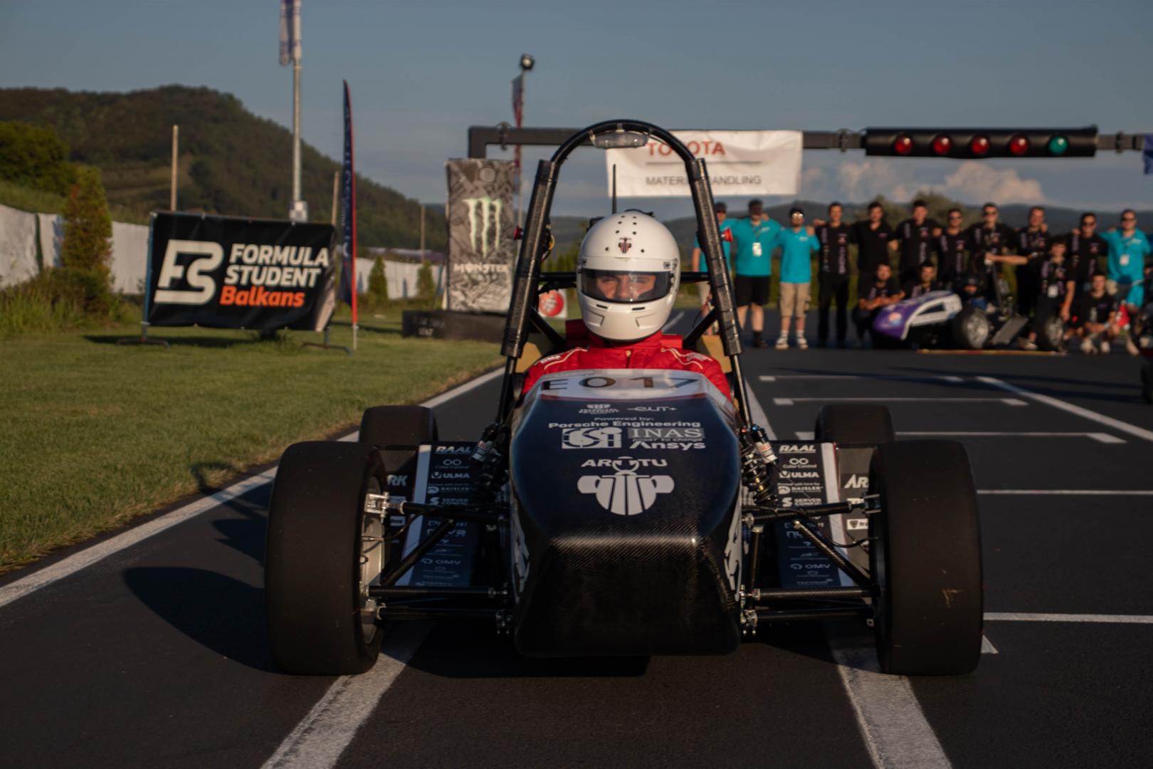 Studenții UTCN au prins podiumul cu noul monopost electric, la Formula Student Balkans 2025