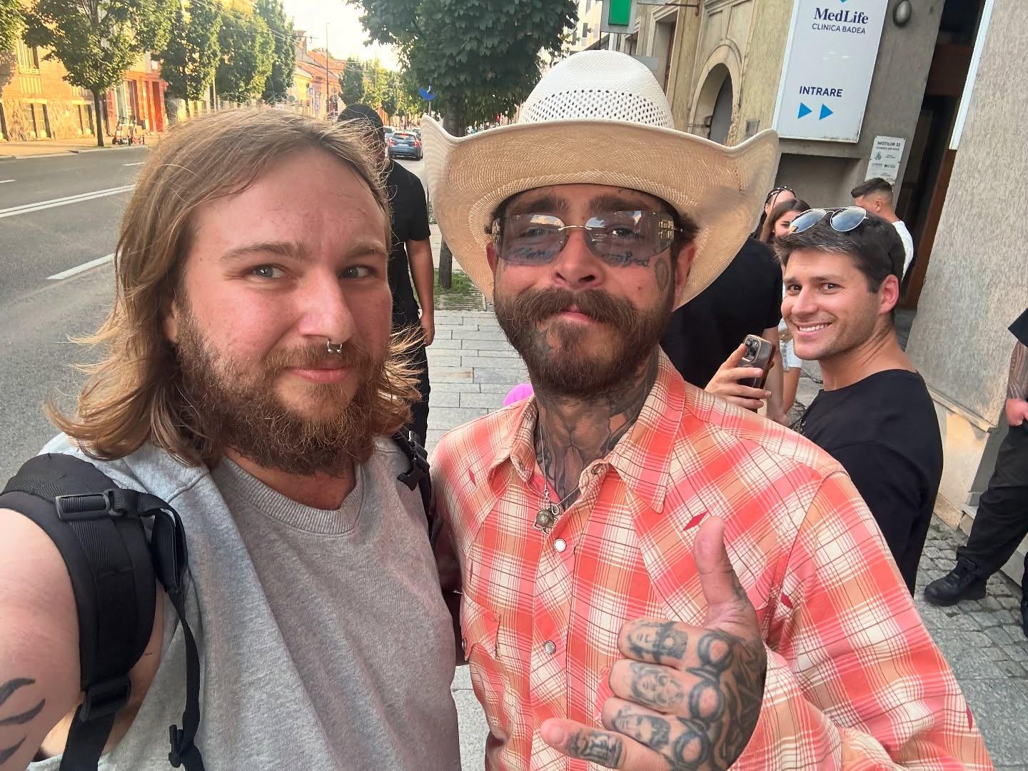 Post Malone a ajuns la Cluj-Napoca și a ieșit la plimbare