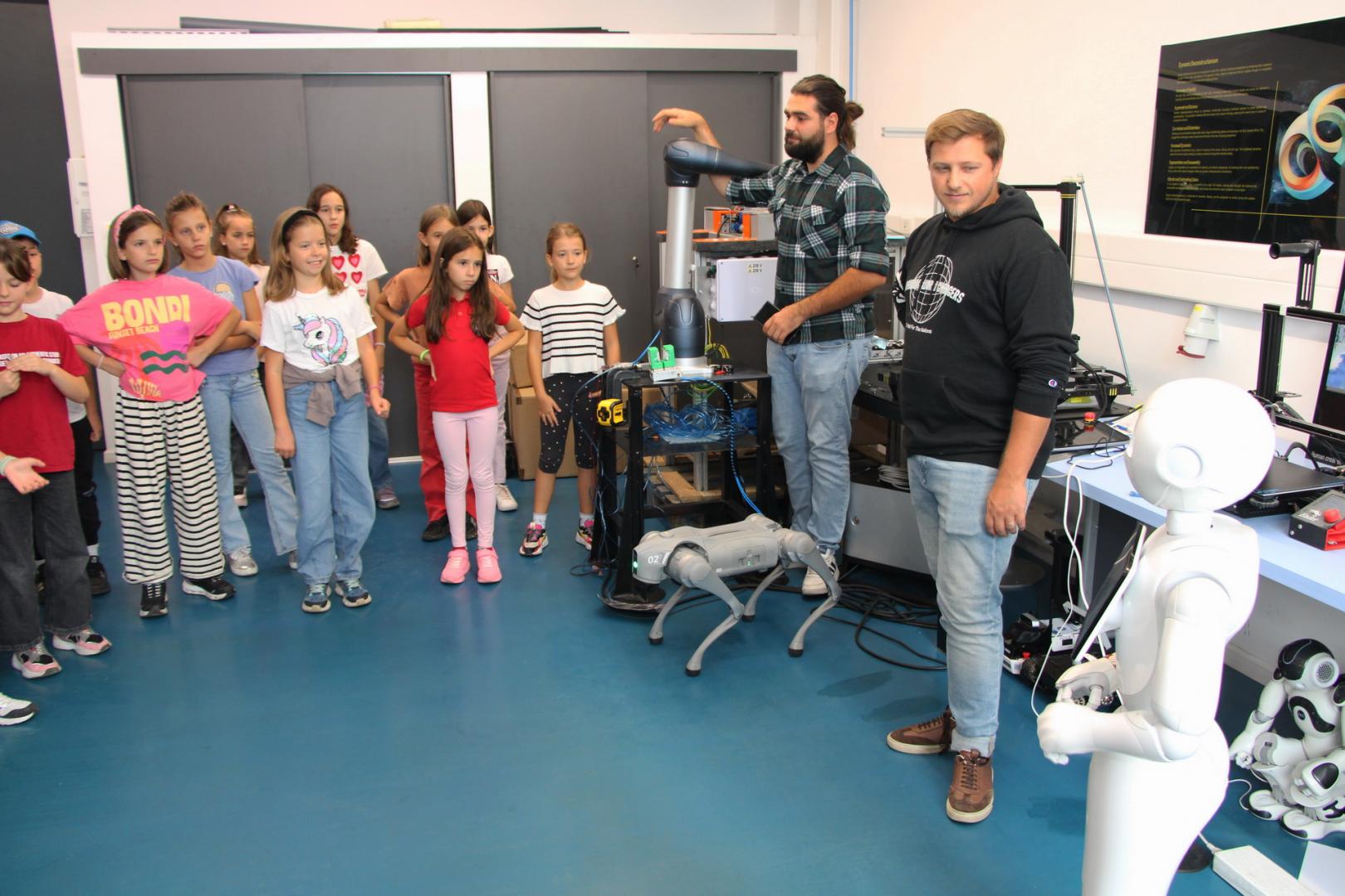 Experiență de neuitat la UTCN pentru un grup de elevi. S-au întâlnit cu câinele-robot Patrocle și au dansat alături de robotul umanoid Pepper