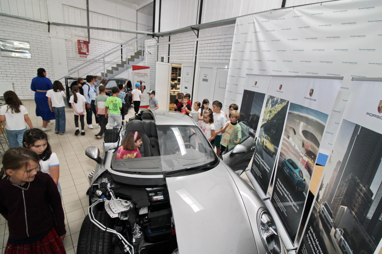 Experiență de neuitat la UTCN pentru un grup de elevi. S-au întâlnit cu câinele-robot Patrocle și au dansat alături de robotul umanoid Pepper