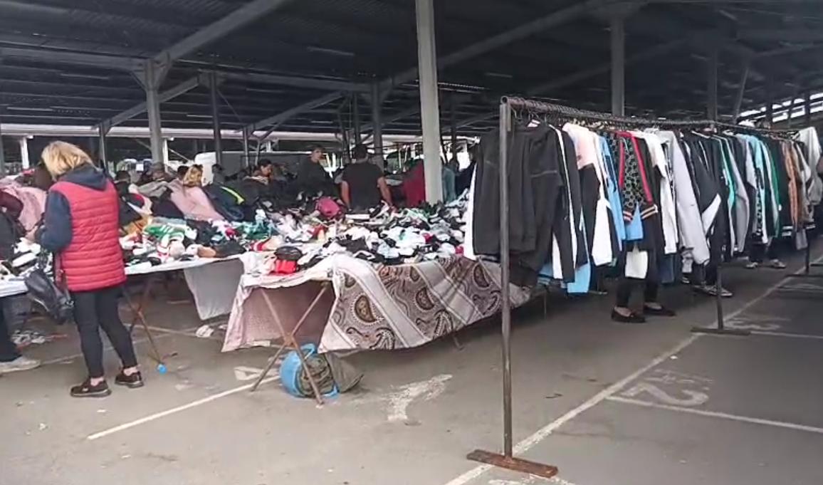 Coadă la Oserul din Cluj! S-a deschis sezonul de toamnă-iarnă. Tarabele, pline-vârf cu colecția de final de an: "Marfă pe alese, totul la 10 lei&
