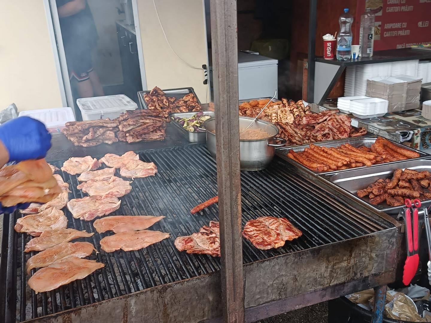 Coadă la Oserul din Cluj! S-a deschis sezonul de toamnă-iarnă. Tarabele, pline-vârf cu colecția de final de an: "Marfă pe alese, totul la 10 lei&