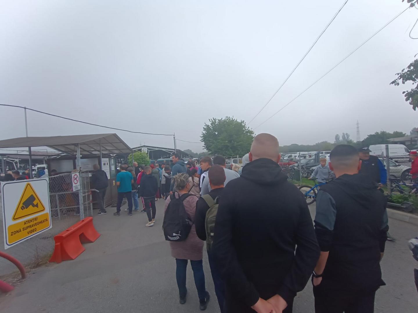 Coadă la Oserul din Cluj! S-a deschis sezonul de toamnă-iarnă. Tarabele, pline-vârf cu colecția de final de an: "Marfă pe alese, totul la 10 lei&