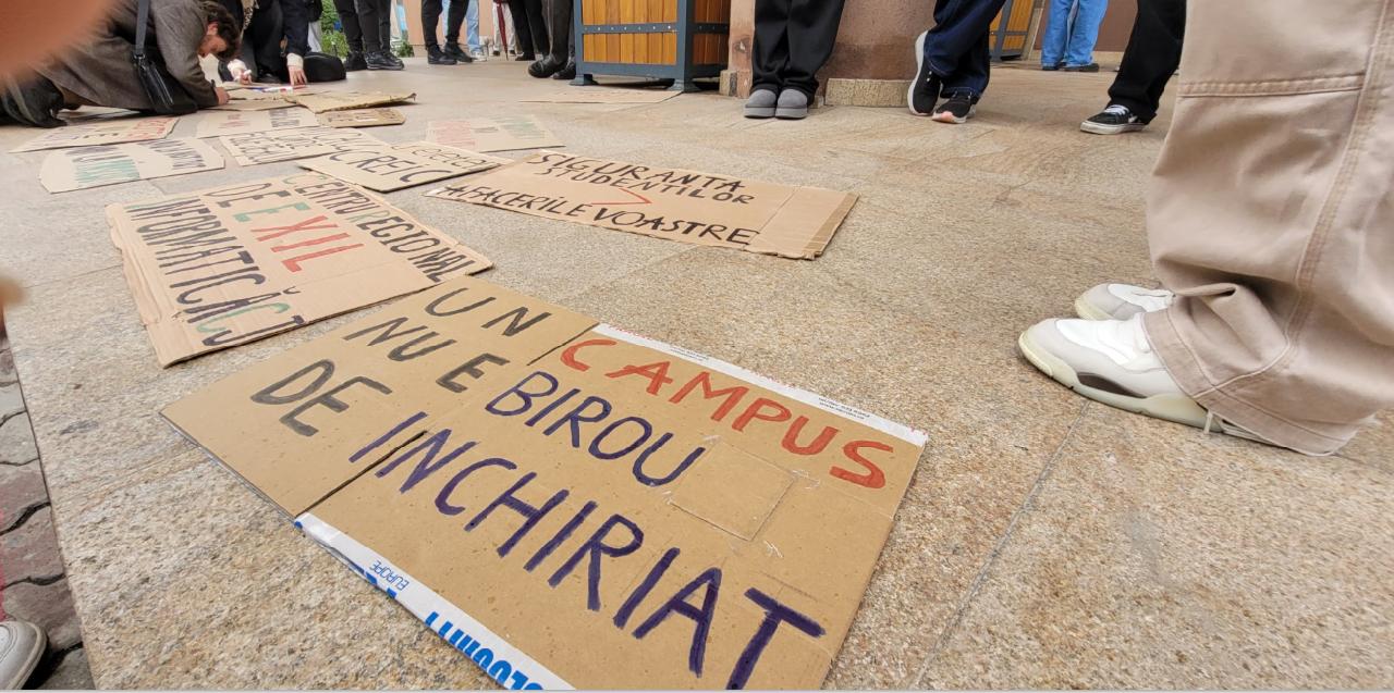Protest anti-CREIC al studenților de la Mate-Info: "David șef de institut ne trimite la păscut"
