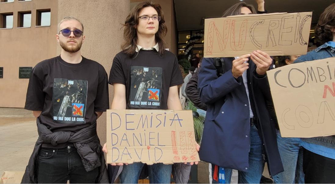 Protest anti-CREIC al studenților de la Mate-Info: "David șef de institut ne trimite la păscut"