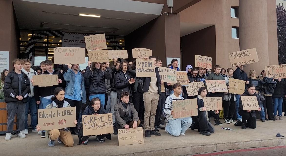 Protest anti-CREIC al studenților de la Mate-Info: "David șef de institut ne trimite la păscut"