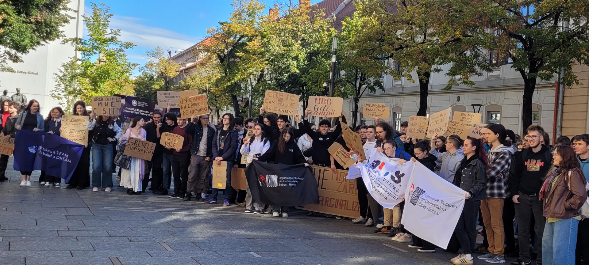 Studenții, protest masiv în fața UBB. Se cere suspendarea cursurilor de la CREIC: "Marii informaticieni n-o să crească în Chinteni"