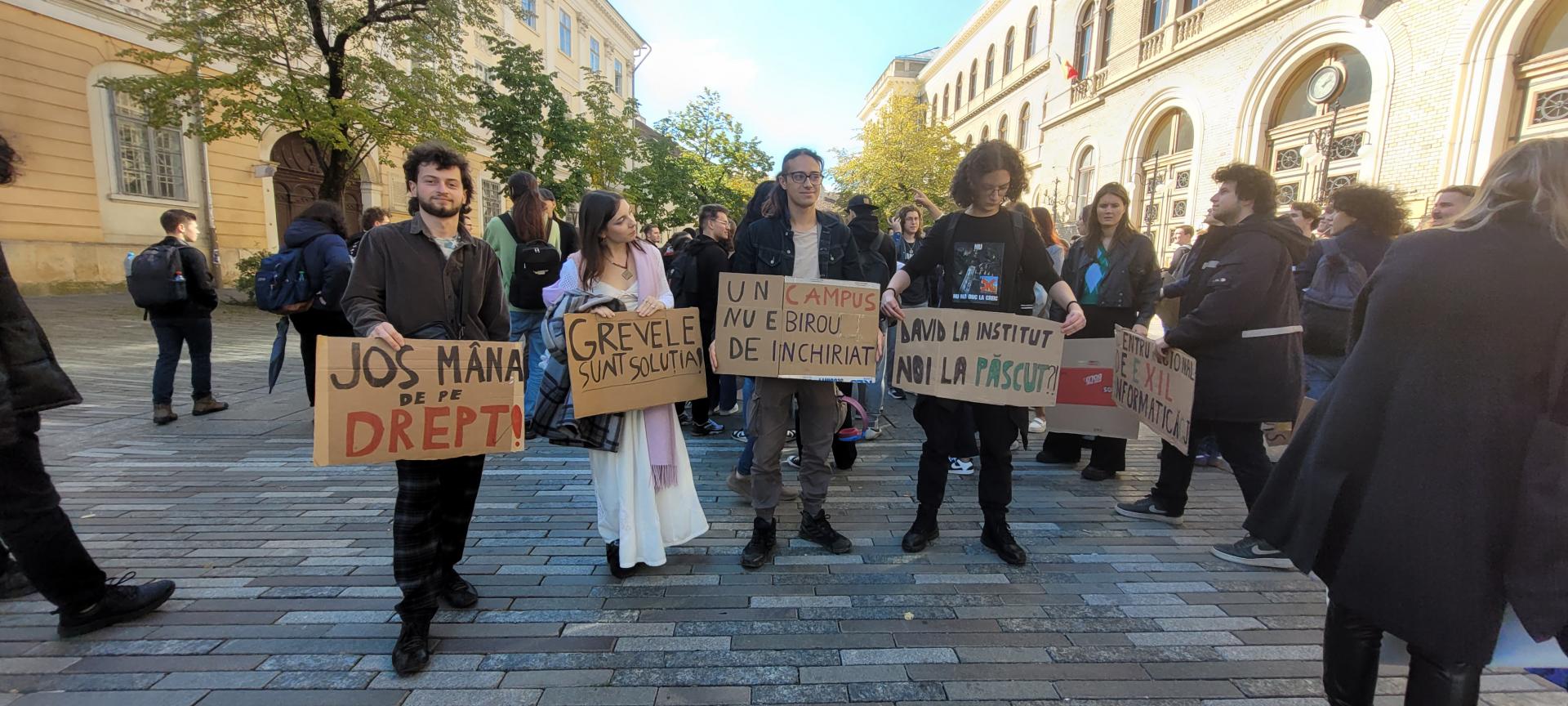 Studenții, protest masiv în fața UBB. Se cere suspendarea cursurilor de la CREIC: "Marii informaticieni n-o să crească în Chinteni"