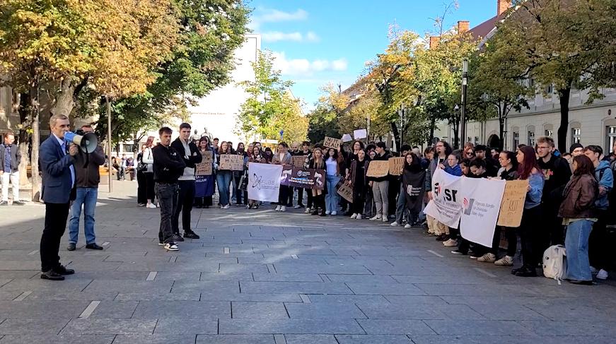 Studenții, protest masiv în fața UBB. Se cere suspendarea cursurilor de la CREIC: "Marii informaticieni n-o să crească în Chinteni"