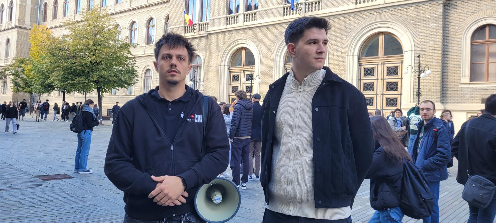 Studenții, protest masiv în fața UBB. Se cere suspendarea cursurilor de la CREIC: "Marii informaticieni n-o să crească în Chinteni"