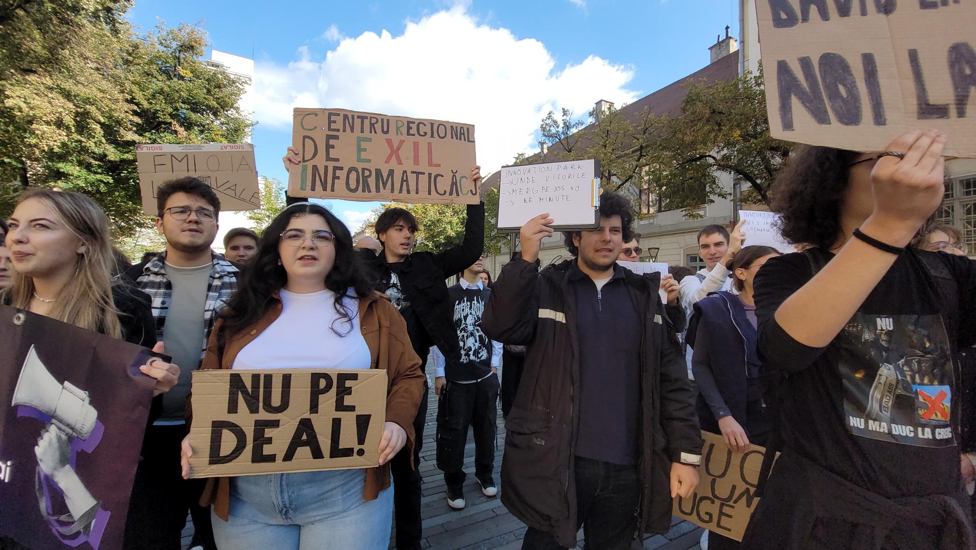 Studenții, protest masiv în fața UBB. Se cere suspendarea cursurilor de la CREIC: "Marii informaticieni n-o să crească în Chinteni"