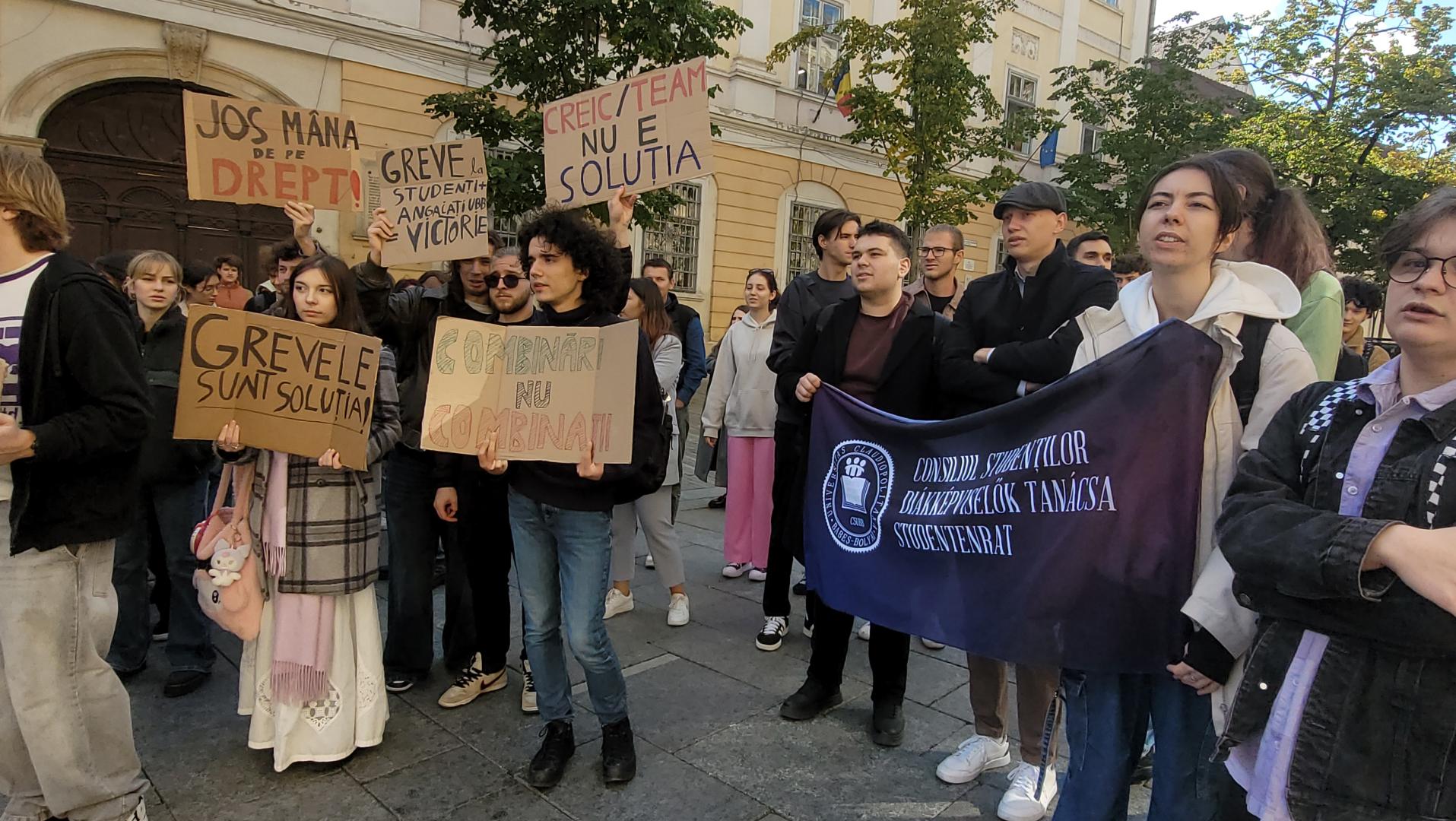 Studenții, protest masiv în fața UBB. Se cere suspendarea cursurilor de la CREIC: "Marii informaticieni n-o să crească în Chinteni"