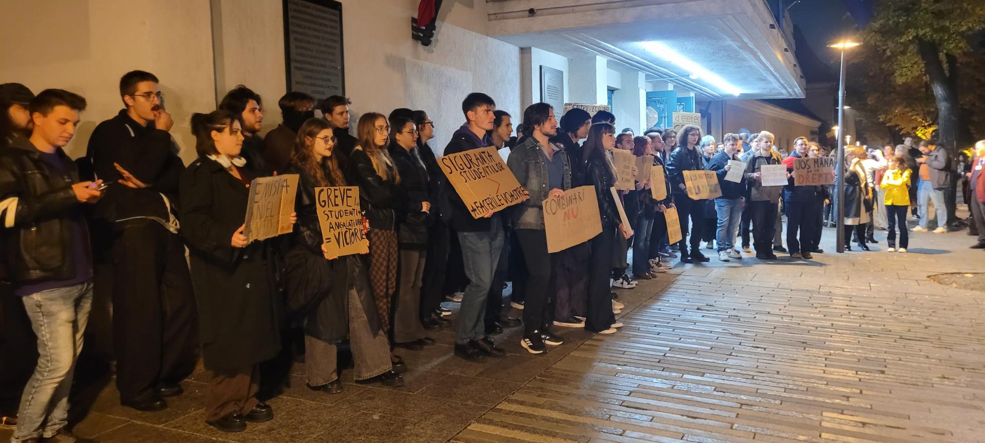 Protest anti-CREIC încentrulClujului! Studenții de la Mate-Info îl așteaptă în stradă pe ministrul Daniel David: "Hai afară, fuga e ușoară "