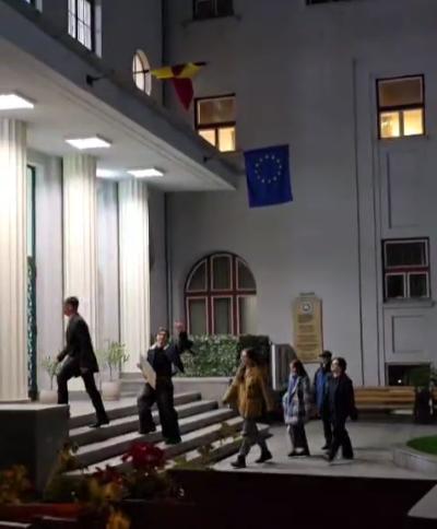 Protest anti-CREIC în centrul Clujului! Studenții de la Mate-Info îl așteaptă în stradă pe ministrul Daniel David: "Fuga e ușoară! Hai afară!&quo