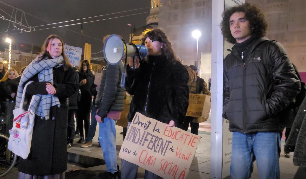 Studenții clujeni, din nou în stradă. Marș și miting de protest în centrul Clujului și la Prefectură: „Bursele înapoi, jos austeritatea!”