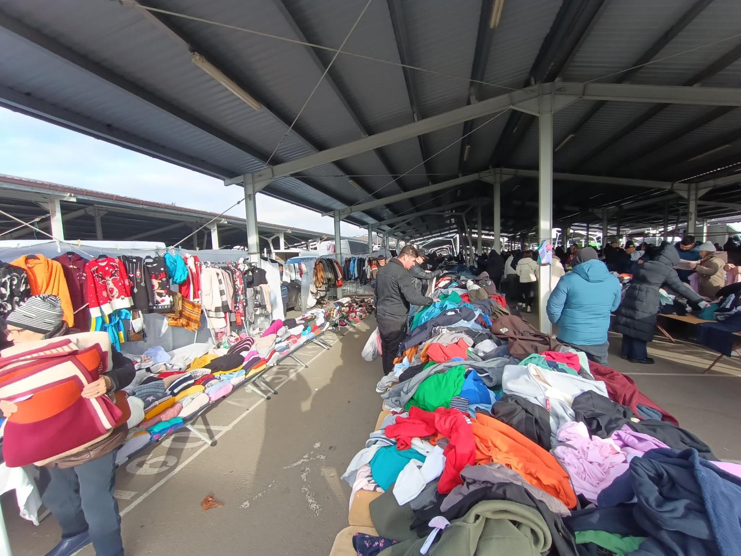 A început febra cumpărăturilor de sărbători: Oserul din Cluj, plin ochi/ Bonus la cumpărături - te colindă ursul