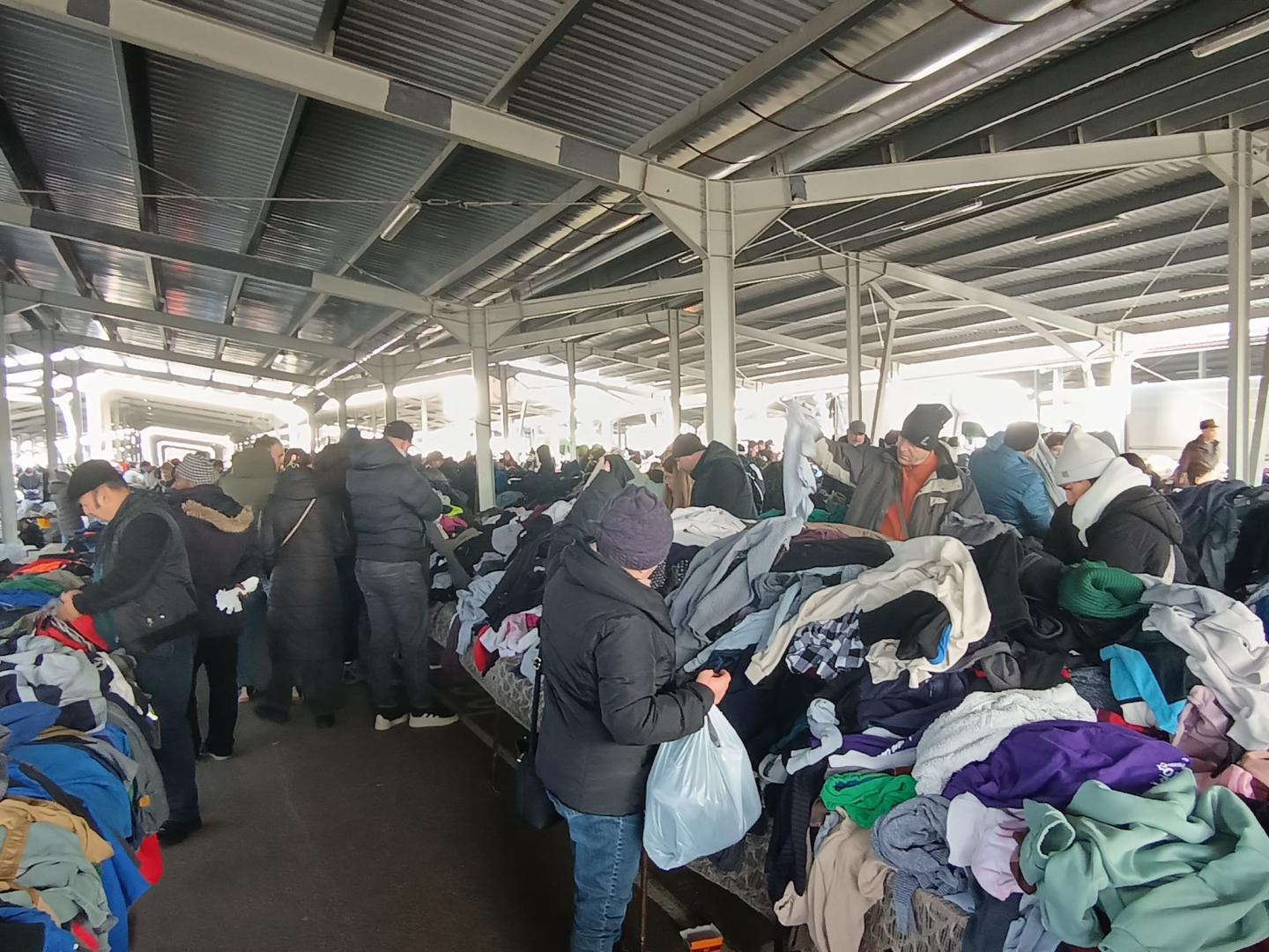 A început febra cumpărăturilor de sărbători: Oserul din Cluj, plin ochi/ Bonus la cumpărături - te colindă ursul