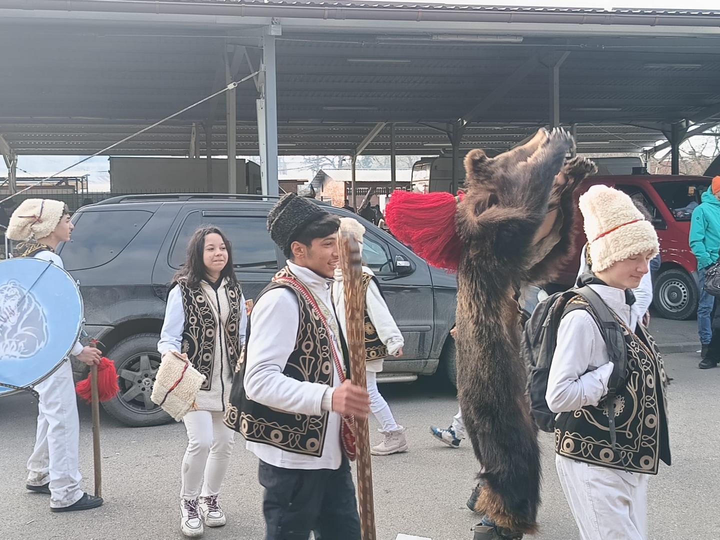 A început febra cumpărăturilor de sărbători: Oserul din Cluj, plin ochi/ Bonus la cumpărături - te colindă ursul