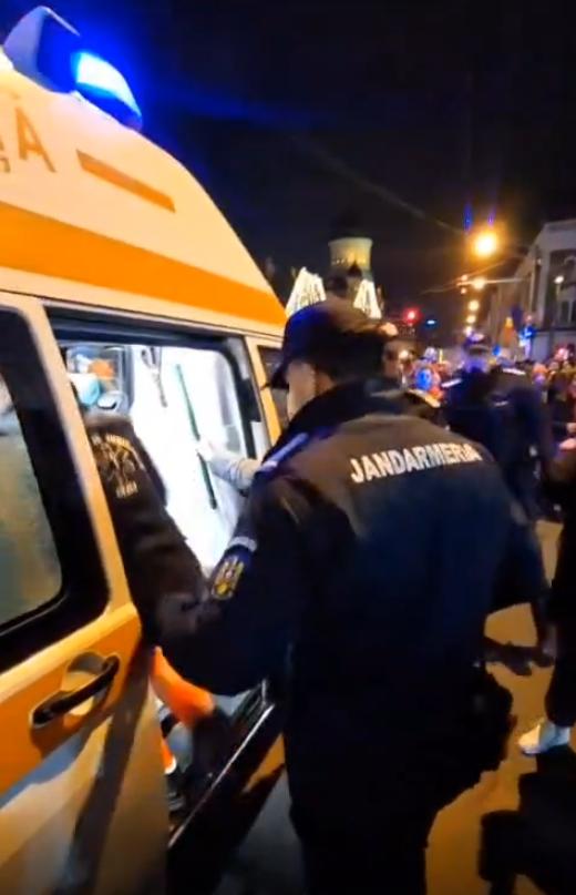 Jandarmii au chemat ambulanța la protestul de la Cluj pentru independența justiției. Unei femei din mulțime i s-a făcut rău