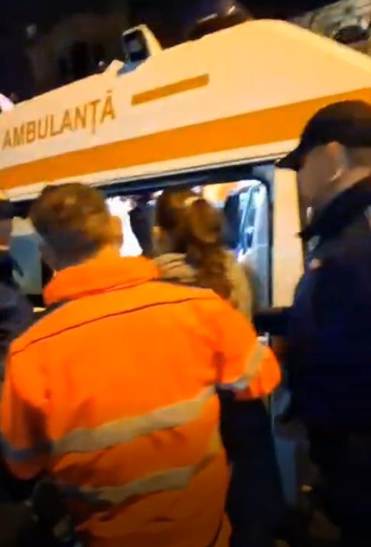 Jandarmii au chemat ambulanța la protestul de la Cluj pentru independența justiției. Unei femei din mulțime i s-a făcut rău