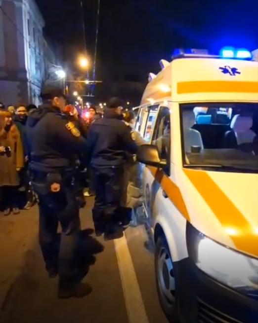 Jandarmii au chemat ambulanța la protestul de la Cluj pentru independența justiției. Unei femei din mulțime i s-a făcut rău