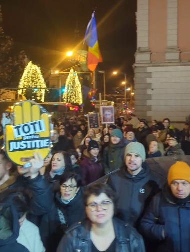 A 5-a seară de proteste la Cluj! Mii de persoane, la marșul pentru libertatea justiției: „Independență, nu obediență!”
