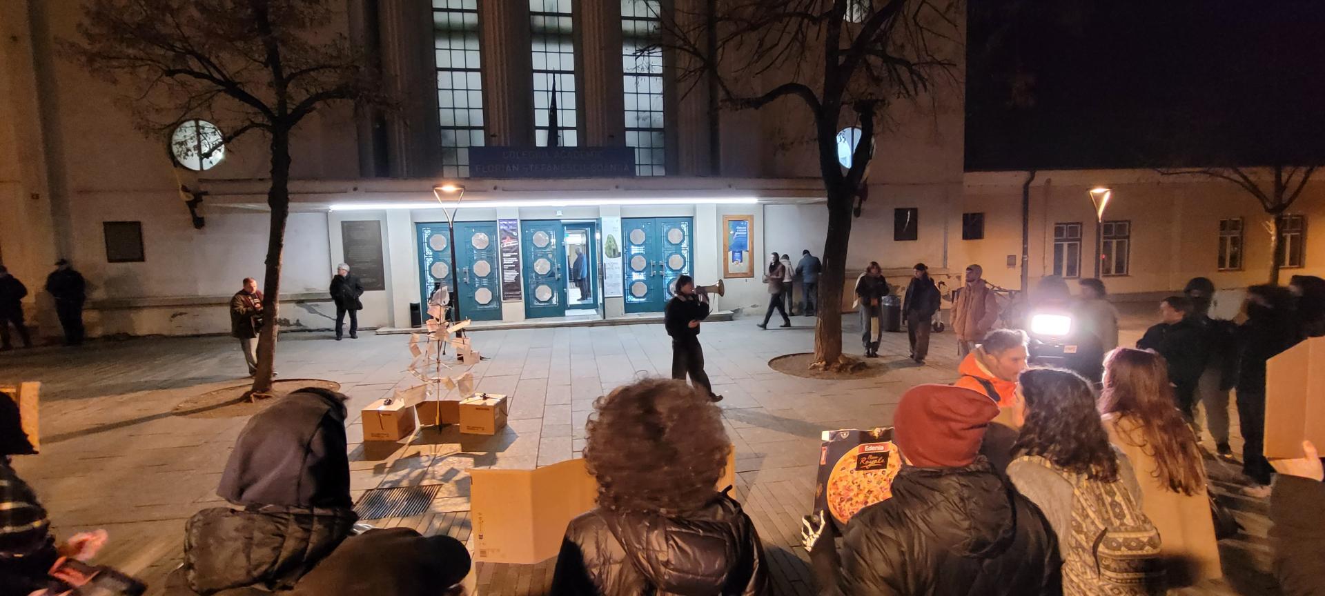 Daniel David, "colindat" &icirc;n lipsă, la Cluj. Studenții i-au &icirc;mpodobit și un brad cu mesaje de protest