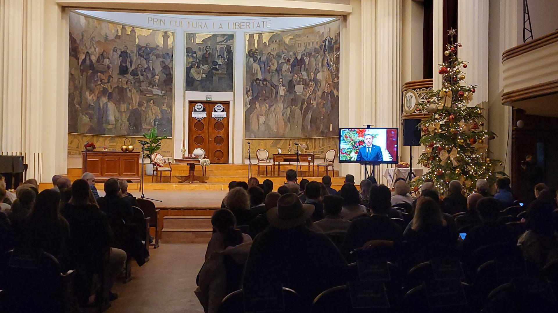 Daniel David, "colindat" &icirc;n lipsă, la Cluj. Studenții i-au &icirc;mpodobit și un brad cu mesaje de protest