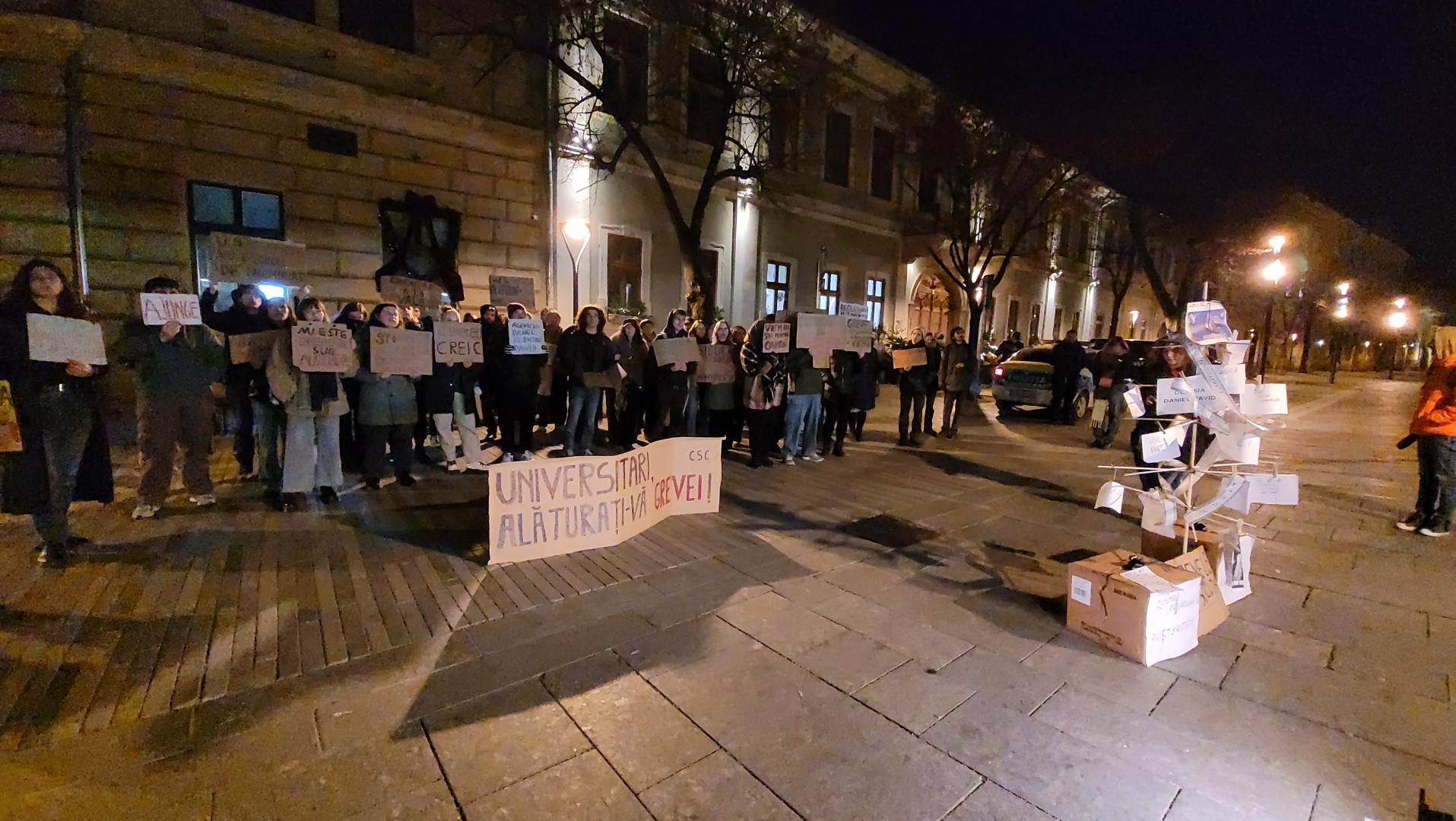 Daniel David, "colindat" &icirc;n lipsă, la Cluj. Studenții i-au &icirc;mpodobit și un brad cu mesaje de protest