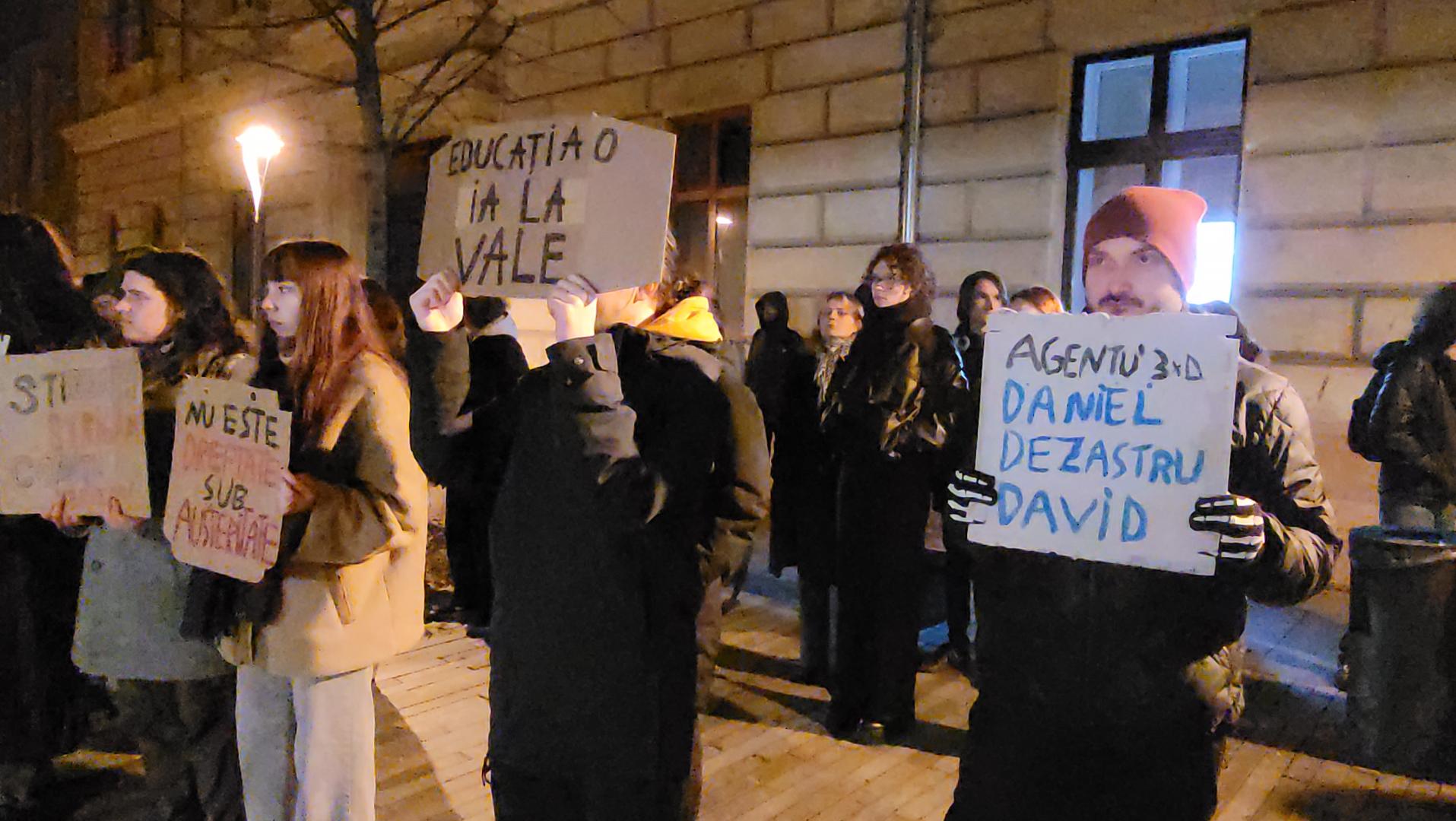 Daniel David, "colindat" &icirc;n lipsă, la Cluj. Studenții i-au &icirc;mpodobit și un brad cu mesaje de protest