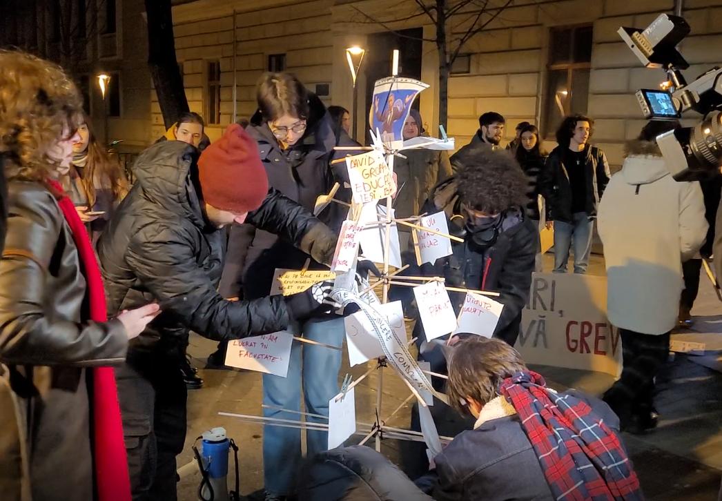 Daniel David, "colindat" &icirc;n lipsă, la Cluj. Studenții i-au &icirc;mpodobit și un brad cu mesaje de protest
