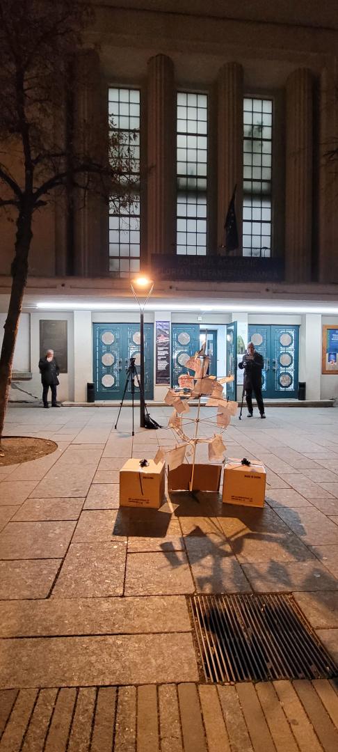 Daniel David, "colindat" &icirc;n lipsă, la Cluj. Studenții i-au &icirc;mpodobit și un brad cu mesaje de protest