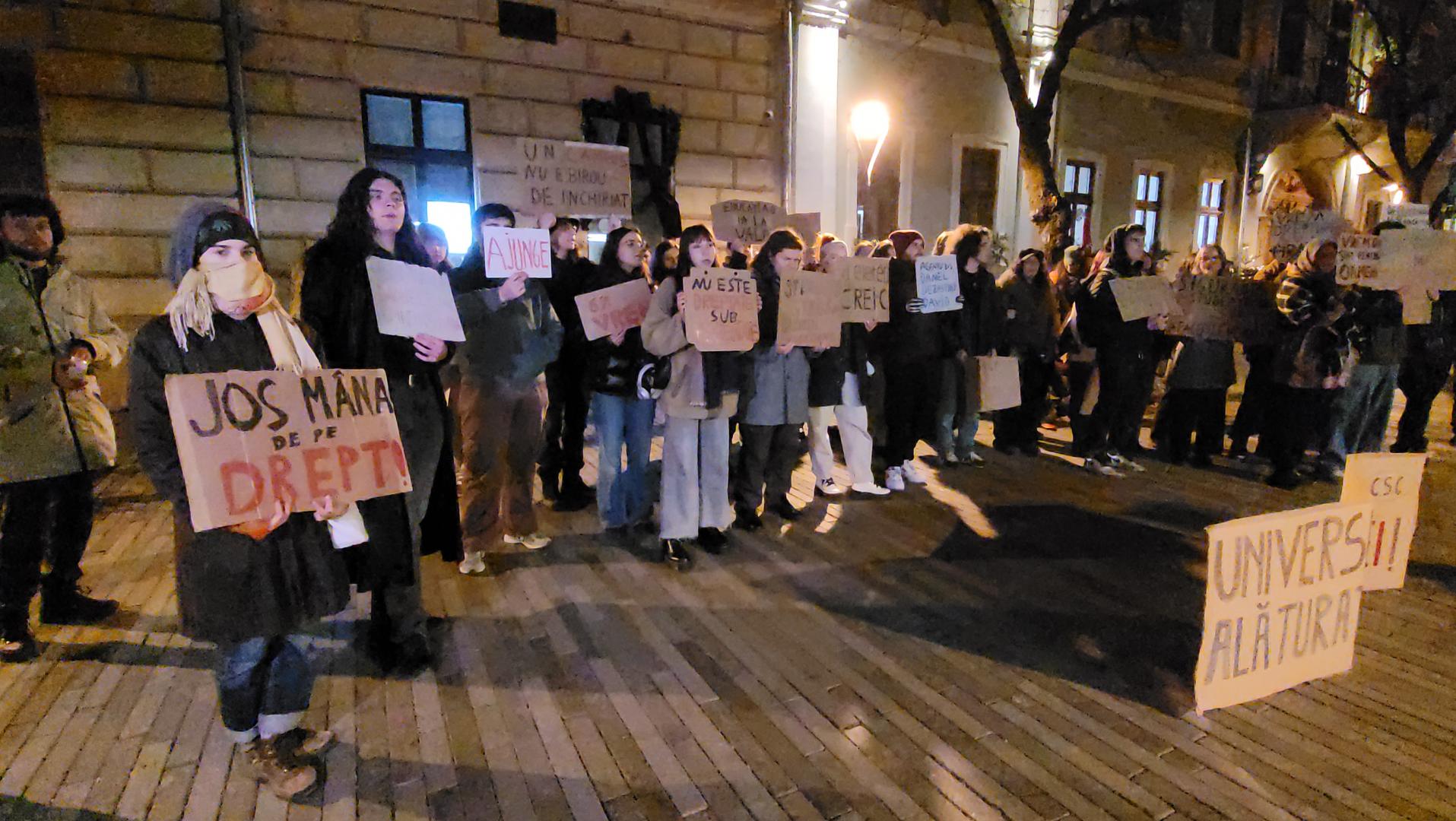 Daniel David, "colindat" &icirc;n lipsă, la Cluj. Studenții i-au &icirc;mpodobit și un brad cu mesaje de protest