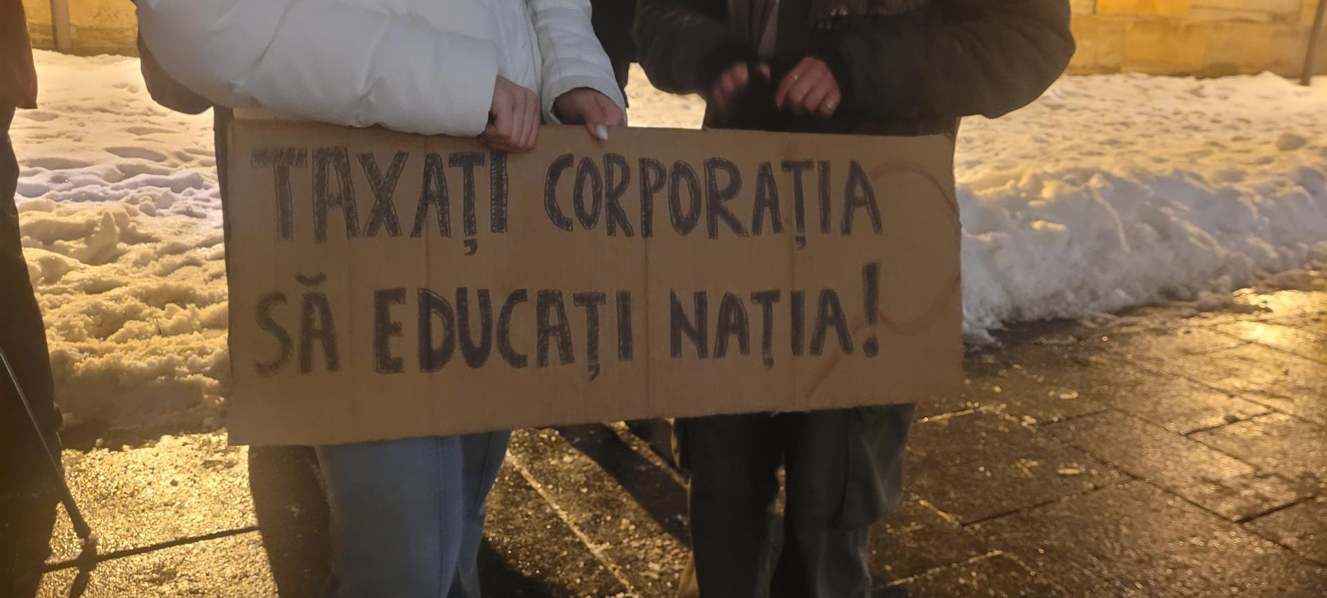 Studenți de la UBB, &icirc;n stradă &icirc;mpotriva majorării taxelor de școlarizare: &ldquo;Profitul vostru costă viitorul nostru&rdquo;