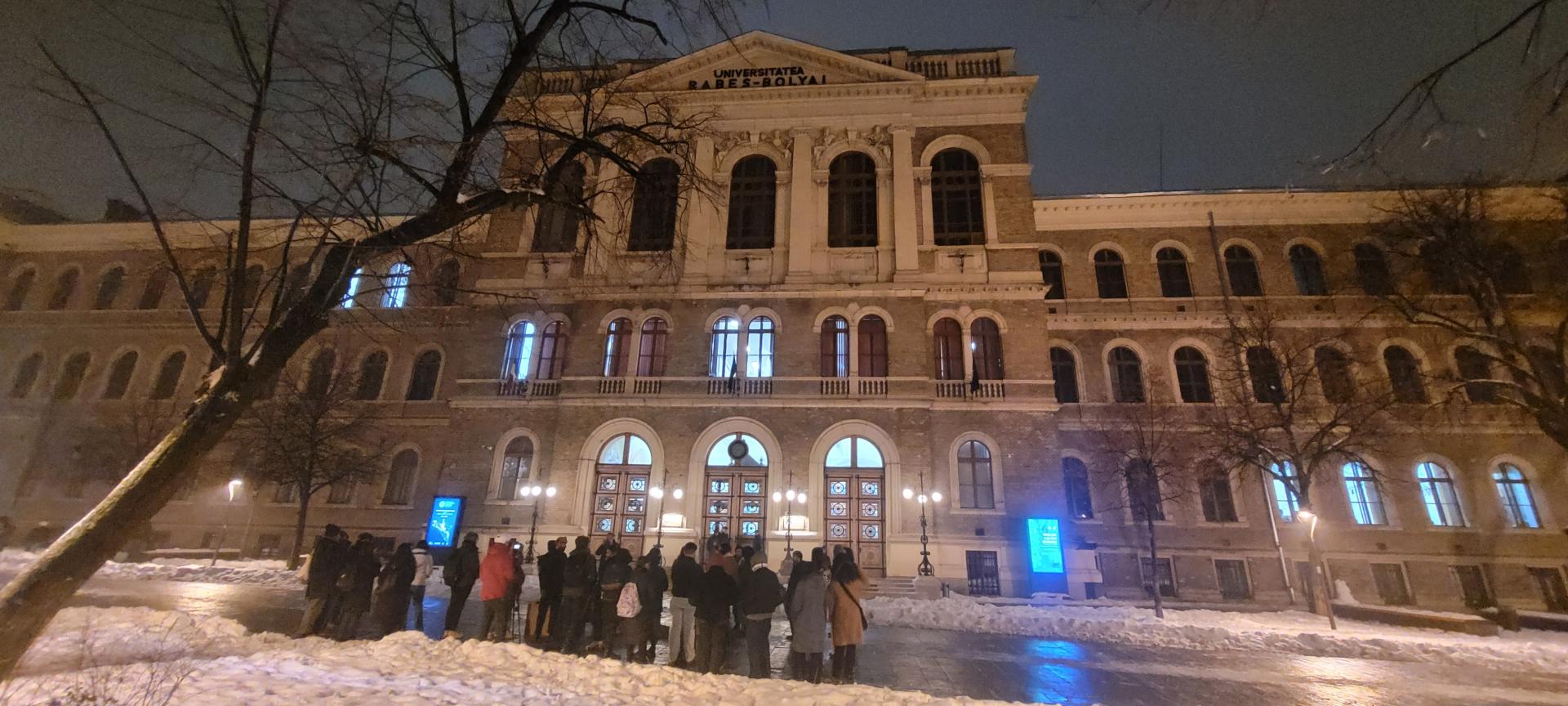 Studenți de la UBB, &icirc;n stradă &icirc;mpotriva majorării taxelor de școlarizare: &ldquo;Profitul vostru costă viitorul nostru&rdquo;