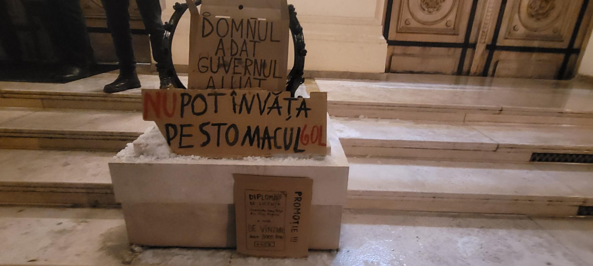 Studenți de la UBB, &icirc;n stradă &icirc;mpotriva majorării taxelor de școlarizare: &ldquo;Profitul vostru costă viitorul nostru&rdquo;