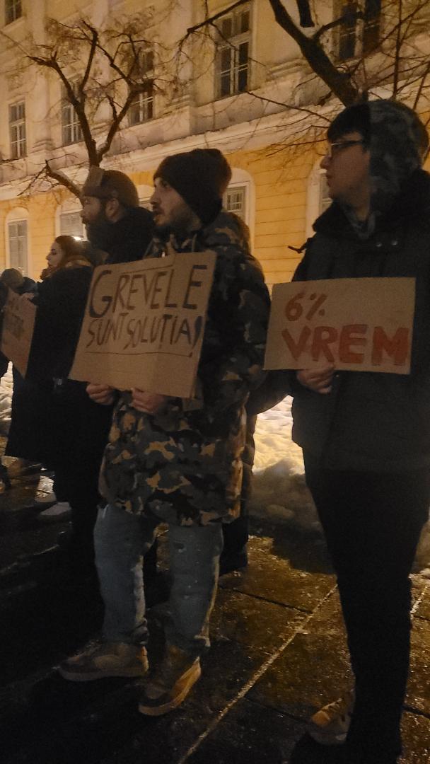 Studenți de la UBB, &icirc;n stradă &icirc;mpotriva majorării taxelor de școlarizare: &ldquo;Profitul vostru costă viitorul nostru&rdquo;