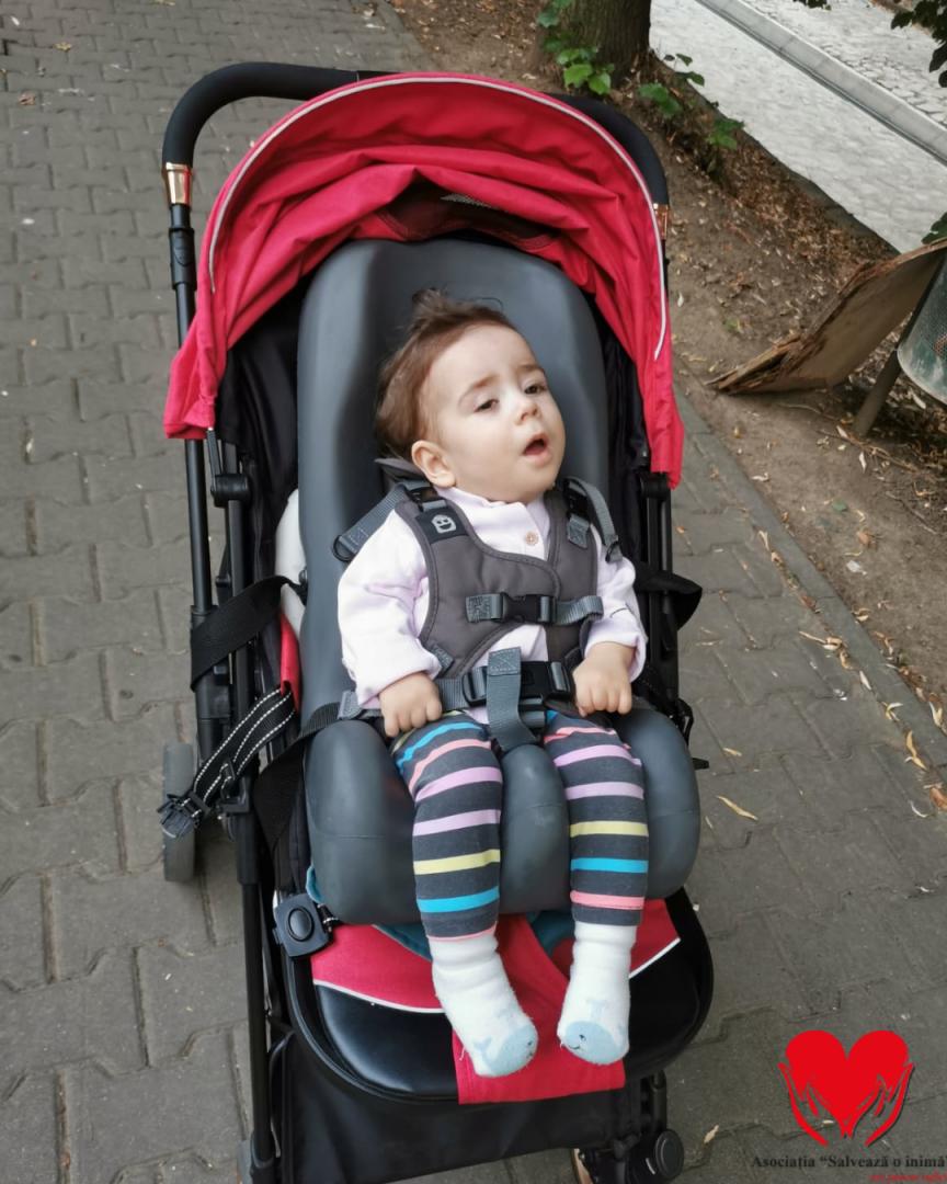 O fetiță, singurul copil din Rom&acirc;nia diagnosticat cu mutație genetică rară, are nevoie de sprijin pentru a continua tratamentul