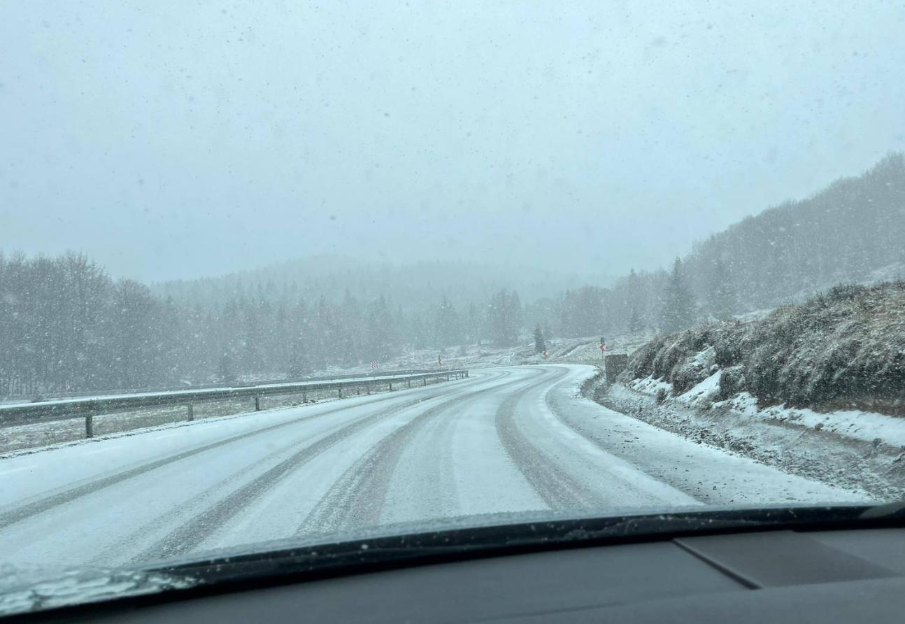 Iarna refuză să plece! Imagini spectaculoase: zăpadă și ninsoare ca-n ianuarie, &icirc;n plină primăvară, la munte