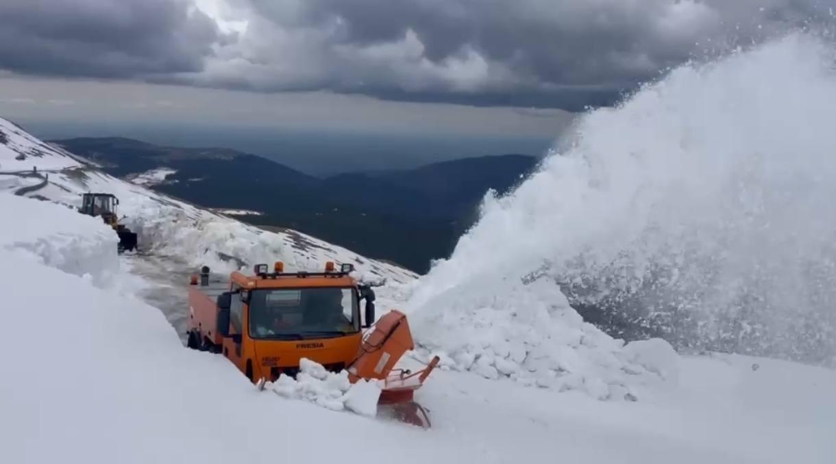 Iarna refuză să plece! Imagini spectaculoase: zăpadă și ninsoare ca-n ianuarie, &icirc;n plină primăvară, la munte