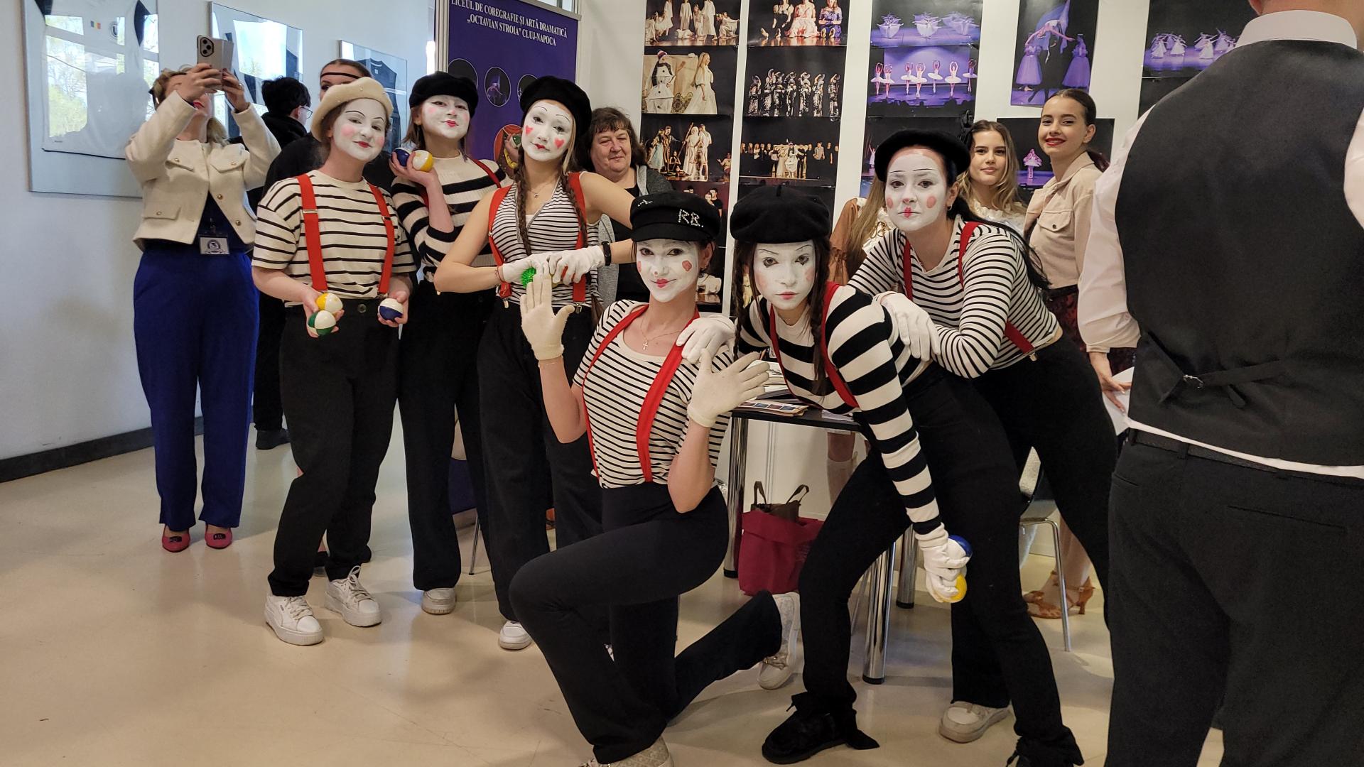 Elevii iau cu asalt T&acirc;rgul Educațional din Cluj-Napoca: &bdquo;Am adus toată oferta &icirc;ntr-un loc. Interacțiunea directă face diferența&rdquo;