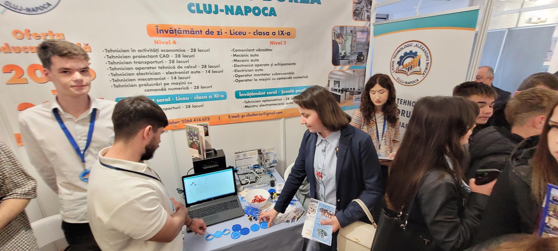 Elevii iau cu asalt T&acirc;rgul Educațional din Cluj-Napoca: &bdquo;Am adus toată oferta &icirc;ntr-un loc. Interacțiunea directă face diferența&rdquo;