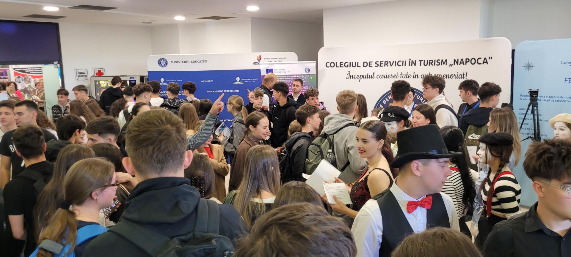 Elevii iau cu asalt T&acirc;rgul Educațional din Cluj-Napoca: &bdquo;Am adus toată oferta &icirc;ntr-un loc. Interacțiunea directă face diferența&rdquo;