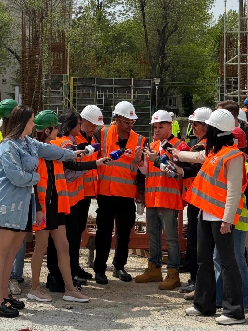 Moment "de Oscar" pentru #spitalepublicedinbaniprivați: Codin Maticiuc l-a adus pe Cuba Gooding Jr. pe șantierul unei clinici pentru copii