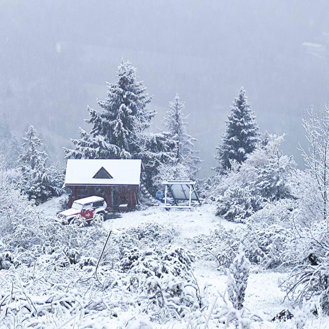 Minivacanță de 1 Mai pe p&acirc;rtie! La munte a nins la munte și s-a așternut strat de zăpadă