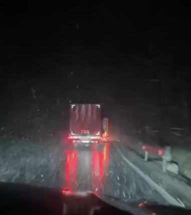 Minivacanță de 1 Mai pe p&acirc;rtie! La munte a nins la munte și s-a așternut strat de zăpadă