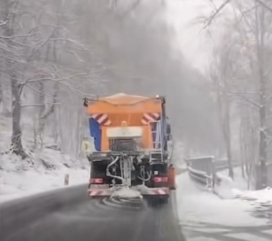 Minivacanță de 1 Mai pe p&acirc;rtie! La munte a nins la munte și s-a așternut strat de zăpadă