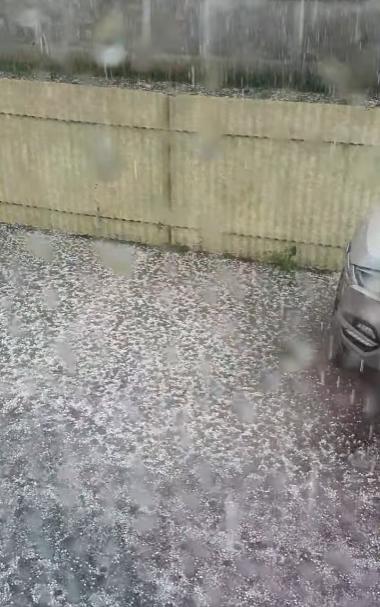 Imagini apocaliptice &icirc;n Cluj! Străzile din Gherla au fost acoperite de grindină